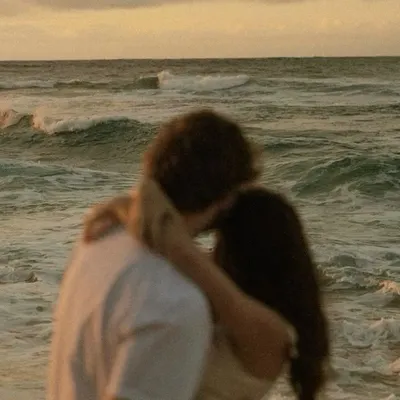 Couple à la fenêtre